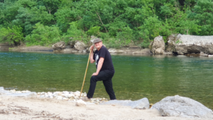 Wanderer in der Flusslandschaft der Ardèche